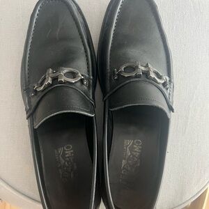 Men’s Size 10.5 Ferragamo loafer in black with lug sole. David with Gancini bit.